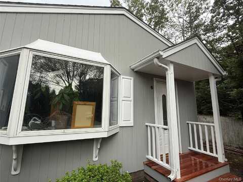 28 Apple Road, Southampton, NY 11968