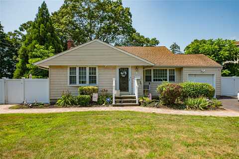 684 Pat Drive, West Islip, NY 11795