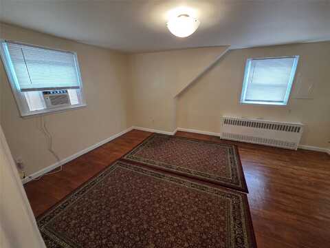 5 Denton Pl, Farmingdale, NY 11735