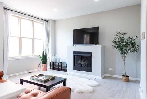 706 W Evergreen Avenue, Chicago, IL 60610