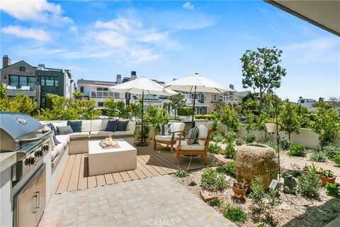 711 Heliotrope Avenue, Corona del Mar, CA 92625