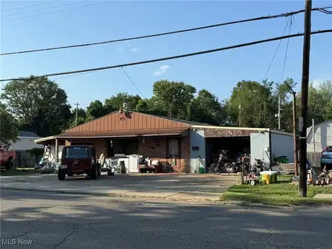 1015 Trenton Avenue, Uhrichsville, OH 44683