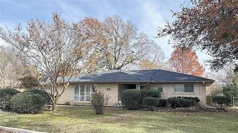 814 Pershing E, Ardmore, OK 73401