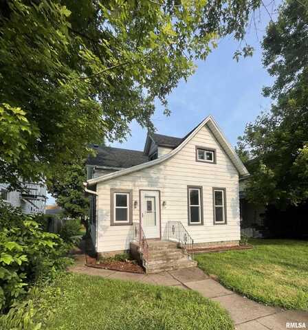 704 N 3RD Street, Clinton, IA 52732