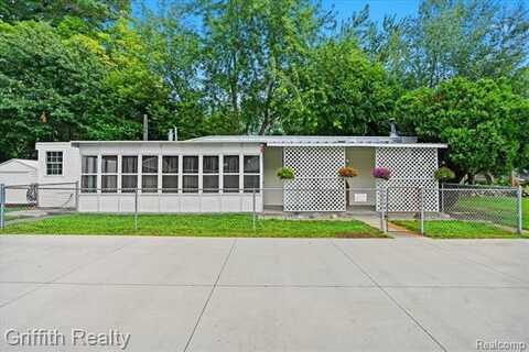 8205 Donna Lou Drive, Brighton, MI 48114