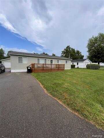1452 W Humphrey Avenue, Flint, MI 48505