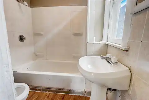 19Th, MILWAUKEE, WI 53204