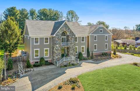 Fox Den, OAKTON, VA 22124