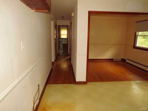 Half Moon, RUSTBURG, VA 24588