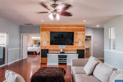 Old Oak, TANGENT, OR 97389