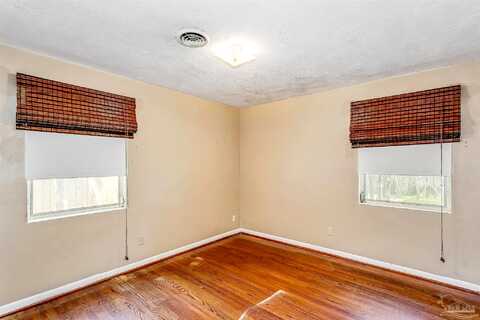 Laura, GULF BREEZE, FL 32561