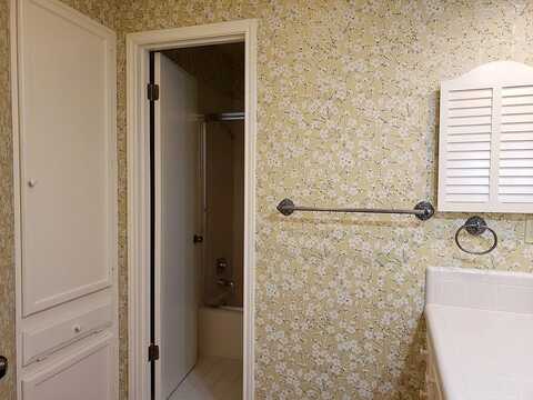 Lois, KERRVILLE, TX 78028
