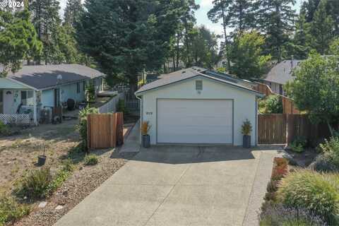 37Th St, Florence, OR 97439