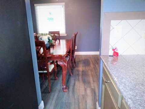 Laureen, FRESNO, CA 93725