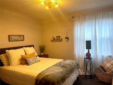 180Th, PEMBROKE PINES, FL 33029