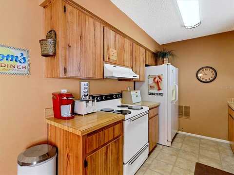 Court, TARPON SPRINGS, FL 34689
