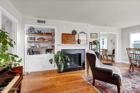 Summitview, YAKIMA, WA 98902