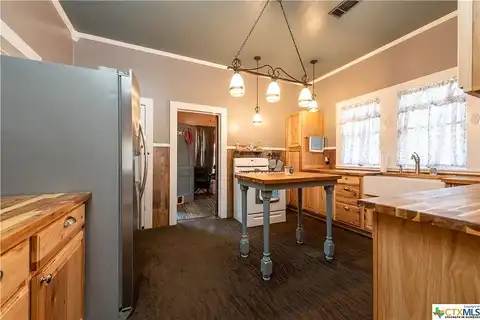 Avenue, SHINER, TX 77984