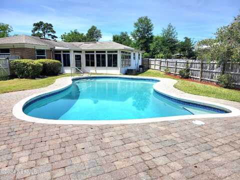 Round Lake, JACKSONVILLE, FL 32277