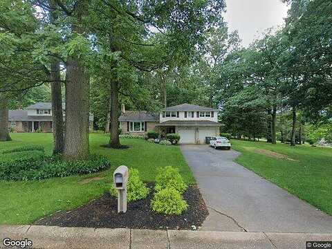 Skylight Drive W, York, PA 17402