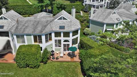 19 Hawthorne Rd, Stockbridge, MA 01262