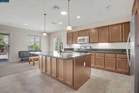 1030 Clear Lake Dr, Oakley, CA 94561