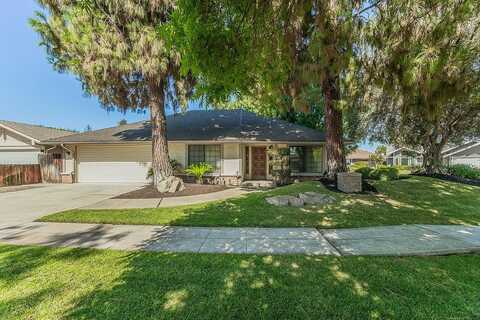 8189 Angus Street N, Fresno, CA 93720