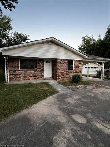 513 4th ST, Paris, AR 72855