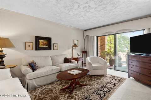 5800 Coach Gate Wynde, Louisville, KY 40207