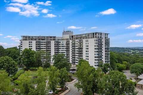 2 Claridge Dr Apt 6LW, Verona, NJ 07044
