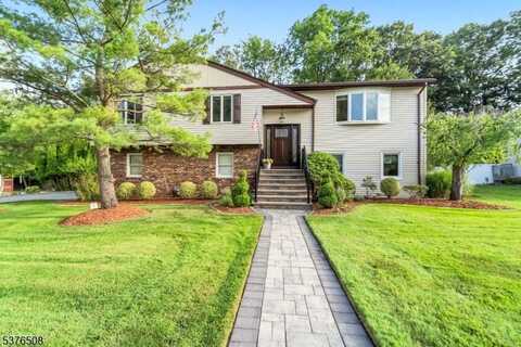 6 Gateway Ct, Waldwick, NJ 07463