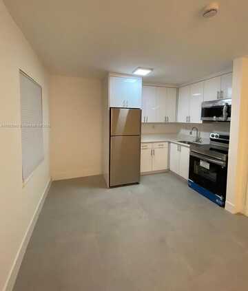 615 NE 3rd St, Hallandale Beach, FL 33009