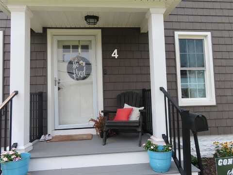 4 Granada Parkway, Lindenhurst, NY 11757