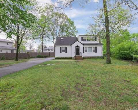 90 Blydenburg Avenue, Smithtown, NY 11787