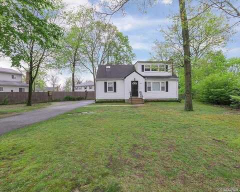 90 Blydenburg Avenue, Smithtown, NY 11787