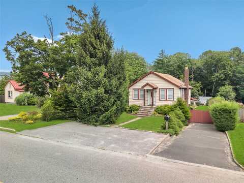 1044 Woodcrest Avenue, Riverhead, NY 11901