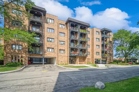 9375 Landings Lane, Des Plaines, IL 60016