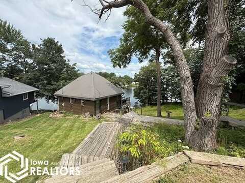 1041 Lakeshore Drive, Brooklyn, IA 52211