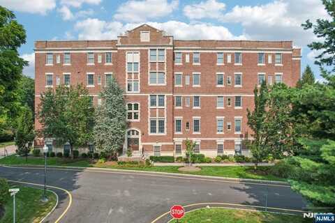 5104 Rio Vista, Mahwah, NJ 07430