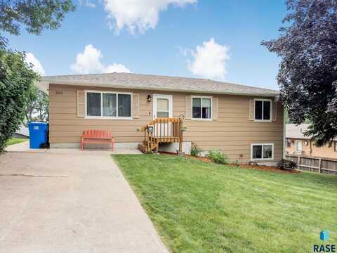 203 E 5th St, Dell Rapids, SD 57022