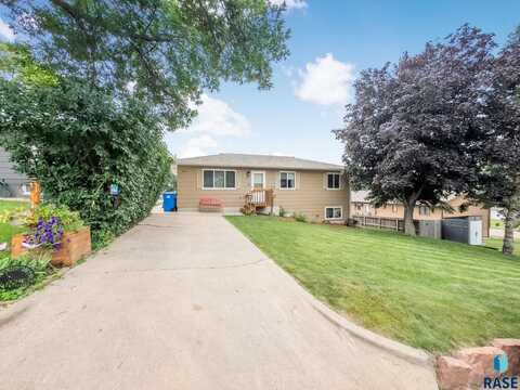 203 E 5th St, Dell Rapids, SD 57022