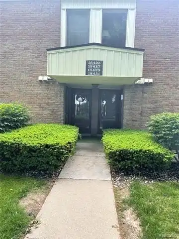 18427 University Park Drive, Livonia, MI 48152