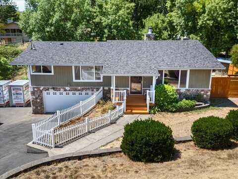 689 SHERWOOD DR, Sutherlin, OR 97479