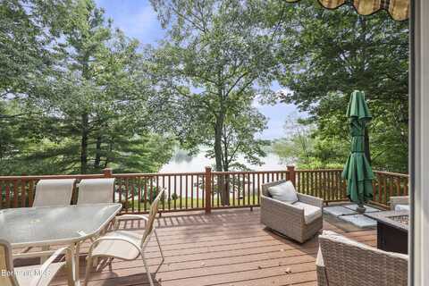 15 Grove Ave, Lanesborough, MA 01237