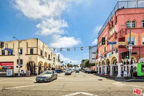 28 Ozone Ave, Venice, CA 90291
