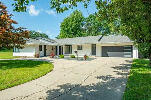 3120 Fleur Drive, Des Moines, IA 50321