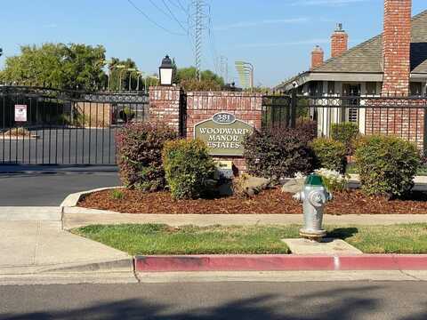 381 Nees Avenue E, Fresno, CA 93720