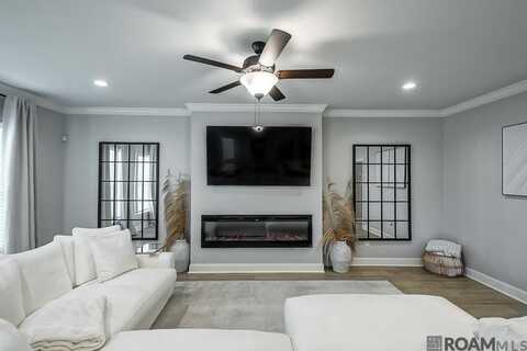 837 Elliston Dr, Gonzales, LA 70737