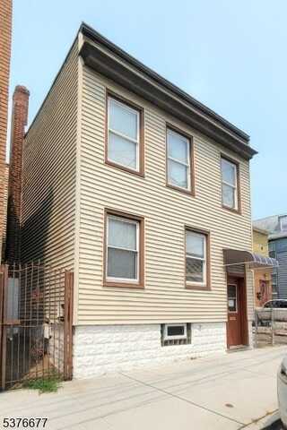 122 Cross St, Harrison Town, NJ 07029