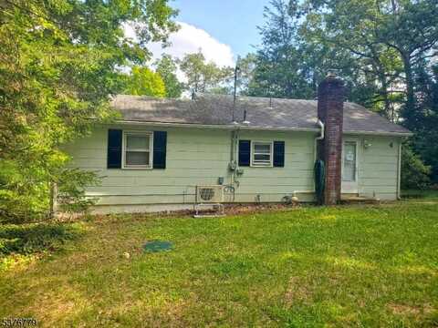 4 Village Pl, Jefferson Twp., NJ 07438